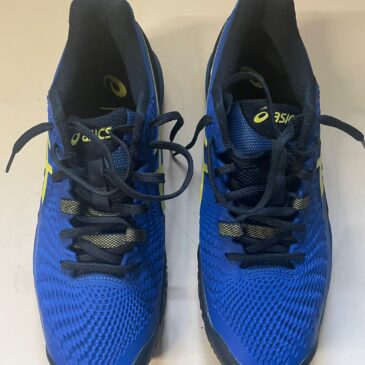 On propose chaussures badminton neuves T41 Prix 50€